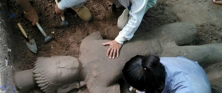 Discovery of an important statue from the end of the 12th century, on the site of Angkor, Cambodia.