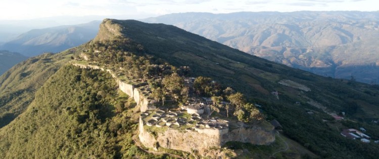 The fortress Kuélap is the most famous monument of the Mist Warriors and was used between 500 and 1570 AD. This makes it much older than the famous Inca city of Machu Picchu.
Foto (Wandermut)